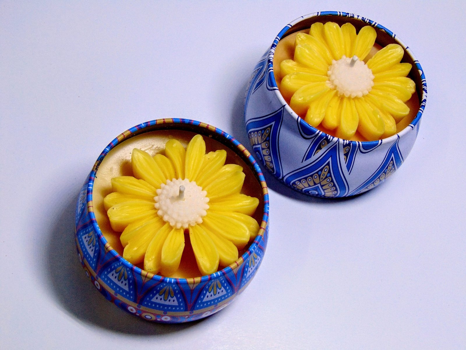 Daisy Tin Candle image 2